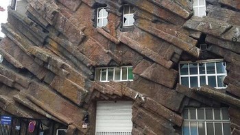 Rumah dengan konsep alam dindingnya pakai bebatuan. Foto: Boredpanda