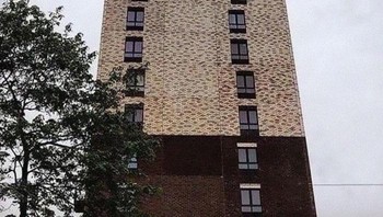 Buat yang perfeksionis pasti kesal melihat jendela yang tidak lurus. Foto: Boredpanda