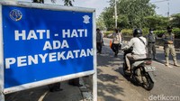 Kapospam Polres Metro Bekasi AKP Albarzani menyebut jumlah pemudik biasanya melonjak sekitar pukul 18.30 WIB karena jam-jam tersebut disenggangkan dengan berbuka puasa.  