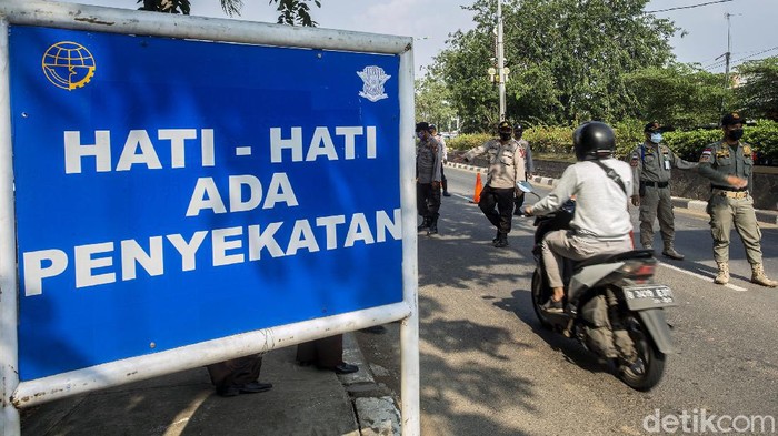 Larangan mudik telah diberlakukan sejak Kamis (6/5) lalu. Penyekatan pun dilakukan di sejumlah titik di kawasan Bekasi, salah satunya perbatasan Bekasi-Karawang