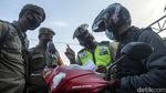 Gagal Mudik, Ribuan Kendaraan Putar Balik di Perbatasan Bekasi