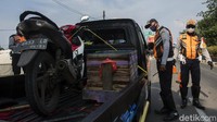 Terpantau kendaraan yang melewati pos penyekatan di jalan ini cukup ramai. Kendaraan yang melintas memang didominasi dengan kendaraan pribadi roda empat maupun roda dua.  