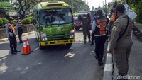 Berdasarkan data yang didapat detikcom,  ada 53 motor, 8 mobil pribadi, 5 mobil travel yang diputar balik. Data tersebut tercatat sejak 08.30 WIB hingga 11.30 WIB.  