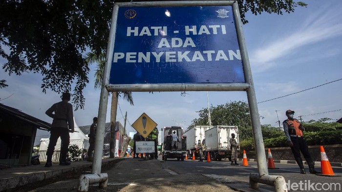Larangan mudik telah diberlakukan sejak Kamis (6/5) lalu. Penyekatan pun dilakukan di sejumlah titik di kawasan Bekasi, salah satunya perbatasan Bekasi-Karawang