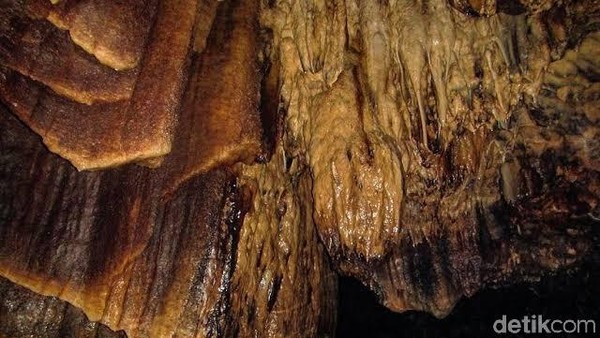 Ketertarikan pengunjung, kebanyakan dari cerita kalau lokasi ini tempat persembunyian PKI. Rasa penasaran seberapa besar kondisi di dalam gua, membuat banyak anak muda mengunjunginya. Penasaran merekapun berbonus dengan pemandangan natural batuan kars beragam bentuk.