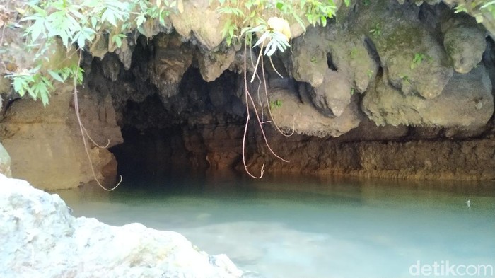 Libur lebaran ada baiknya eksplorasi destinasi wisata lokal yang belum anda kunjungi. Seperti di Blitar, ada gua Umbul Tuk yang eksotis untuk kita jelajahi.