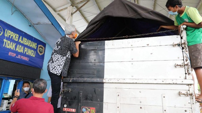 Gubernur Jawa Tengah Ganjar Pranowo panjat truk saat mengecek larangan mudik di Banyumas, Jumat (7/5/2021).