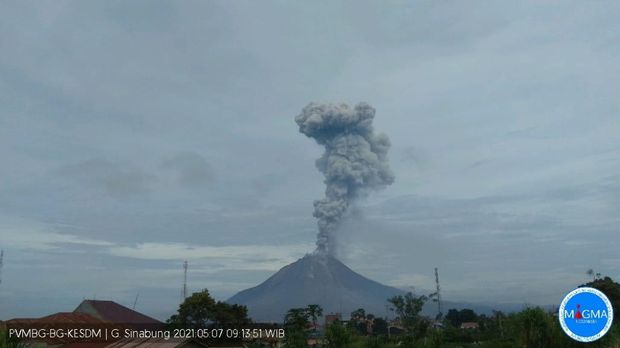 Gunung Sinabung, Sumut, mengalami erupsi (Dok istimewa) Gunung Sinabung, Sumut, mengalami erupsi (Dok istimewa)