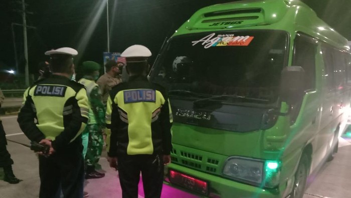 Hari Pertama Penyekatan Mudik Lebaran, 162 Mobil Dihalau Masuk Jombang