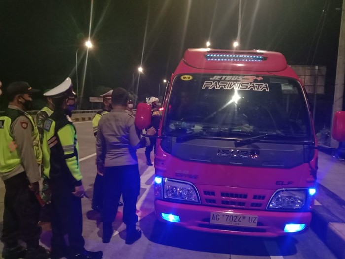 Hari Pertama Penyekatan Mudik Lebaran, 162 Mobil Dihalau Masuk Jombang