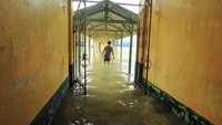 Sebagian warga terpaksa bertahan meski tahu hidupnya selalu diselimuti rasa was-was terdampak banjir rob. Mereka hidup di antara pasang surut air laut.  