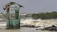Tak hanya sekitar rumah Sarmin, banjir rob itu kian meluas hingga ke desa Eretan Wetan dan desa Kertawinangun, Kecamatan Kandanghaur. Sekolah, masjid dan puluhan rumah warga lain juga sudah terendam banjir rob setinggi kurang lebih 40 cm hingga 70 cm.   