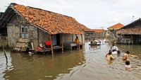 Sejak 10 tahun lalu, Sarmin bersama istri dan dua orang anaknya tinggal di daerah pesisir pantai itu. Awalnya daerah itu masih berupa permukiman warga yang sebagian berkerja sebagai nelayan.   