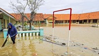 Meski di kawasan pesisir Eretan Kulon sudah dipasang batu pemecah ombak, tapi seiring berjalannya waktu, batu itu tergerus pasang surut air laut, hingga air bisa meluap dan masuk ke permukiman warga.   