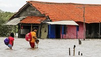 Tak hanya rumah disekitaran pantai, banjir rob itu kian meluas hingga ke desa Eretan Wetan dan desa Kertawinangun, Kecamatan Kandanghaur. Sekolah, masjid dan puluhan rumah warga lain juga sudah terendam banjir rob setinggi kurang lebih 40 cm hingga 70 cm. ANTARA FOTO/Dedhez Anggara  