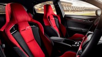 Dari segi interior, HPM menambahkan New Wireless Charging pada bagian depan kabin, yang memudahkan penggunanya untuk mengisi daya smartphone serta desain baru pada Shift Knob yang terlihat semakin sporty. Sementara pada bagian setir juga terdapat perubahan dengan material baru yaitu New Alcantara Wrapped Steering Wheel. Foto: Honda Prospect Motor
