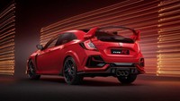 Dari sisi eksterior, tampilan New Honda Civic Type R masih mengusung gaya sporty dengan desain baru pada bumper bagian depan dan juga belakang. Konsep bodi dari mobil ini terinspirasi dari lintasan balap yang menghadirkan desain bodi aerodinamis yang memberikan keseimbangan saat bermanuver. Side skirt, carbon effect fiber serta Underbody Spoiler Kit with Red Striping juga menambahkan kesan sporty pada mobil ini yang dilengkapi dengan Full LED headlights dan LED Daytime Running Lights. Foto: Honda Prospect Motor