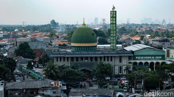 Ini Masjid Agung Ciputat yang Pernah Jadi Ikon Azan TV Tahun 60-an Masjid Agung Al-Jihad masih berdiri kokoh di salah satu sudut Ciputat, Tangerang Selatan, Banten. Masjid ini dulunya pernah menjadi ikon azan magrib di TV sekitar tahun 1960-an.