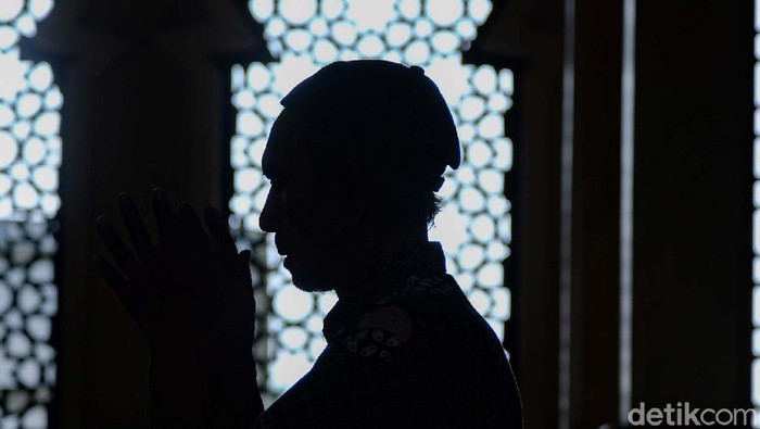 Ini Masjid Agung Ciputat yang Pernah Jadi Ikon Azan TV Tahun 60-an Masjid Agung Al-Jihad masih berdiri kokoh di salah satu sudut Ciputat, Tangerang Selatan, Banten. Masjid ini dulunya pernah menjadi ikon azan magrib di TV sekitar tahun 1960-an.