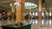 Bangunannya kini terdiri atas 2 lantai, dan mampu menampung hingga sekitar 1.500 jemaah.