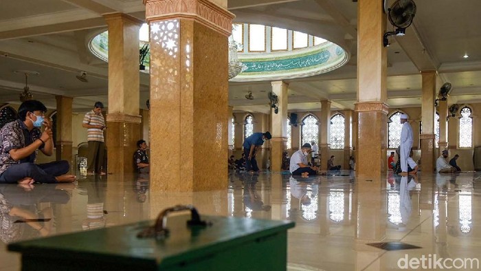 Ini Masjid Agung Ciputat yang Pernah Jadi Ikon Azan TV Tahun 60-an Masjid Agung Al-Jihad masih berdiri kokoh di salah satu sudut Ciputat, Tangerang Selatan, Banten. Masjid ini dulunya pernah menjadi ikon azan magrib di TV sekitar tahun 1960-an.