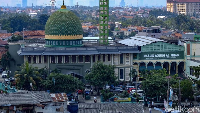 Ini Masjid Agung Ciputat yang Pernah Jadi Ikon Azan TV Tahun 60-an Masjid Agung Al-Jihad masih berdiri kokoh di salah satu sudut Ciputat, Tangerang Selatan, Banten. Masjid ini dulunya pernah menjadi ikon azan magrib di TV sekitar tahun 1960-an.