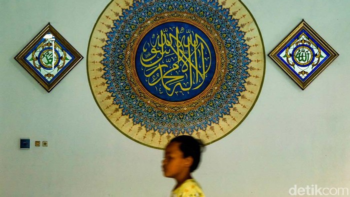 Ini Masjid Agung Ciputat yang Pernah Jadi Ikon Azan TV Tahun 60-an Masjid Agung Al-Jihad masih berdiri kokoh di salah satu sudut Ciputat, Tangerang Selatan, Banten. Masjid ini dulunya pernah menjadi ikon azan magrib di TV sekitar tahun 1960-an.