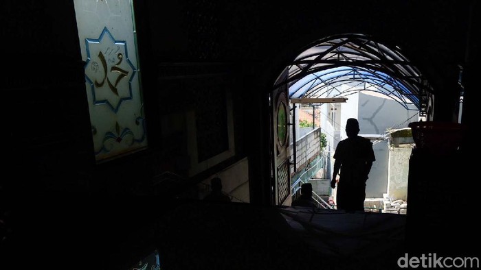 Ini Masjid Agung Ciputat yang Pernah Jadi Ikon Azan TV Tahun 60-an Masjid Agung Al-Jihad masih berdiri kokoh di salah satu sudut Ciputat, Tangerang Selatan, Banten. Masjid ini dulunya pernah menjadi ikon azan magrib di TV sekitar tahun 1960-an.