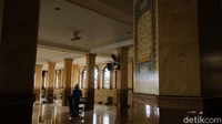 Kini, selama bulan Ramadhan, Masjid Agung Al-Jihad tidak menyelenggarakan iktikaf. Salat tarawih juga berlangsung 8 rakaat ditambah 3 rakaat salat witir. 
