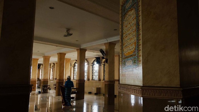 Ini Masjid Agung Ciputat yang Pernah Jadi Ikon Azan TV Tahun 60-an Masjid Agung Al-Jihad masih berdiri kokoh di salah satu sudut Ciputat, Tangerang Selatan, Banten. Masjid ini dulunya pernah menjadi ikon azan magrib di TV sekitar tahun 1960-an.