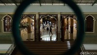 Ruang utama Masjid Agung Al-Jihad juga sudah dipasang penanda supaya setiap jemaah menjaga jarak guna mencegah penularan COVID-19. 