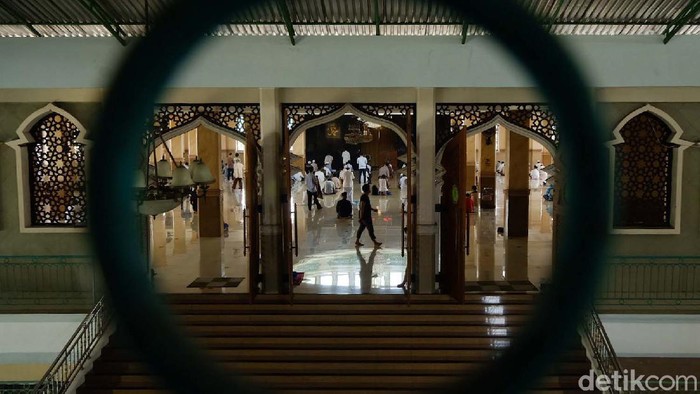 Masjid Agung Al-Jihad masih berdiri kokoh di salah satu sudut Ciputat, Tangerang Selatan, Banten. Masjid ini dulunya pernah menjadi ikon azan magrib di TV sekitar tahun 1960-an.