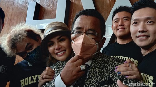 Jadi Pemegang Saham Holywings, Hotman Paris Cairkan 4 Deposito