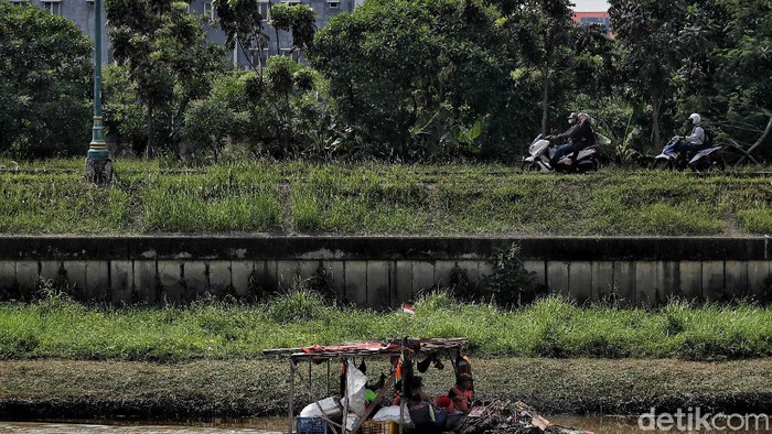 Jalur Tikus BKT Rorotan Sepi Pemudik Sampai saat ini jalan alternatif di kawasan BKT Rorotan, Jakarta, masih sepi pemudik. Jalan ini merupakan penghubung ke kawasan Bekasi, Jawa Barat.