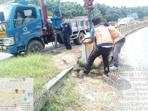 Hindari Penyekatan, Sejumlah Mobil Terobos Separator GT Cikarang Barat