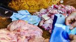 Jelang Lebaran, Emak-emak Berburu Daging di Pasar Ciputat