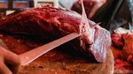 Jelang Lebaran, Emak-emak Berburu Daging di Pasar Ciputat