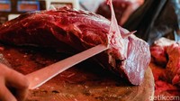 Bagian daging yang paling banyak dibeli ibu-ibu serta pelanggan lain di Pasar Ciputat adalah topside, sandung lamur, paru, dan babat.