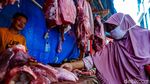 Jelang Lebaran, Emak-emak Berburu Daging di Pasar Ciputat
