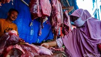 Sesekali, ibu-ibu menawar harga daging. Penjual di Pasar Ciputat mengatakan, dalam pekan ini harga daging sapi berangsur naik 3 kali.