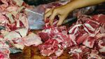 Jelang Lebaran, Emak-emak Berburu Daging di Pasar Ciputat