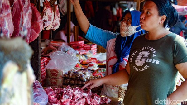 Jelang Lebaran, Emak-emak Berburu Daging di Pasar Ciputat