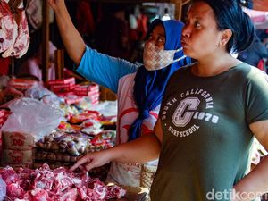 Jelang Lebaran, Emak-emak Berburu Daging di Pasar Ciputat