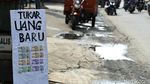 Jelang Lebaran, Jasa Penukaran Uang Marak di Kalimalang