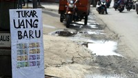 Uang yang mereka sediakan untuk ditukar besarannya mulai dari pecahan Rp 2.000 hingga Rp 20.000.