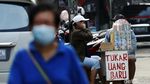 Jelang Lebaran, Jasa Penukaran Uang Marak di Kalimalang