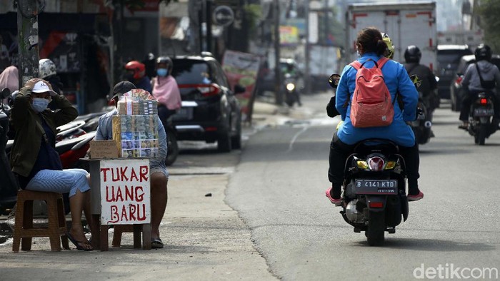Jelang Lebaran 2021, penyedia jasa penukaran uang baru mulai marak. Seperti terlihat di sepanjang Jalan Kalimalang Raya, Kota Bekasi, Jumat (07/05/2021).