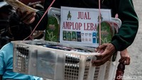 Menjelang Lebaran, sejumlah pedagang amplop mulai wara-wiri menjajakan barang dagangannya di Pasar Ciputat, Tangerang Selatan.  
