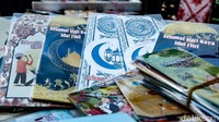 Satu bungkus amplop yang dijual pedagang tersebut berisi 8 amplop. Guna menarik minat pembeli para pedagang amplop musiman itu pun menjajakan amplop beraneka gambar. Kebanyakan amplop yang dijual adalah amplop bergambar kartun untuk menarik perhatian anak-anak.
