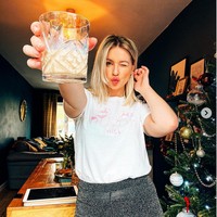 Jess pun bekerjasama dengan BBC Three untuk membuat dokumenter berjudul When Nudes Are Stolen. Dalam dokumenter tersebut, Jess bertemu dengan korban lainnya yang fotonya juga disalahgunakan.  Foto: dok. Instagram/@_jessdavies